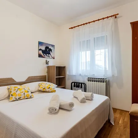 Beverly House * Klis