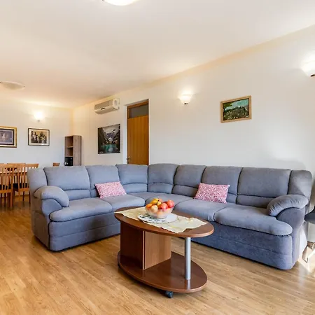 Beverly House * Klis